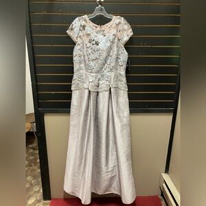 Adrianna Papell Silver lace/sequin Cap Sleeve Gown